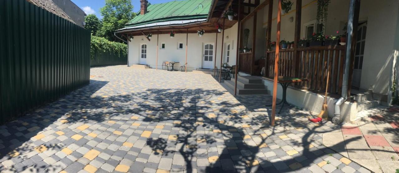 Gelena Гостьовий Двір Užhorod Esterno foto